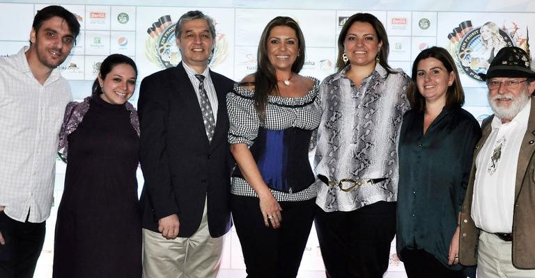 André Clemente, Laila Dezen, o pai, Carlos Dezen, Madelon e Sheila Tedesco, Margaret Grantham e Norberto Mette comemoram parceria e lançamento da festa no Mercado Municipal de SP. - -