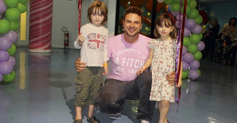 Com o filho, Noah, Cássio Reis celebra o 4º aniversário da sobrinha, Pietra Reis, SP. - -