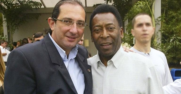 Apresentador do Encontro D Craques, do BandSports, Beetto Saad conversa com Pelé em leilão de gado em Araras, interior de São Paulo... - -