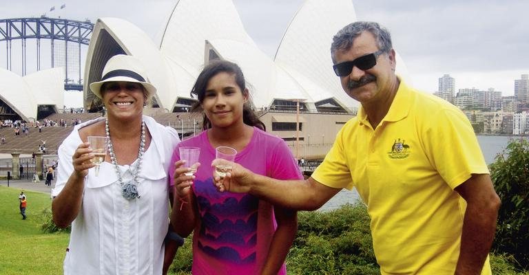 Eva Siqueira e Antônio Xavier Siqueira, presidente da Abracohr, festejam 20 anos de casamento com a filha Izabela Siqueira, ao centro, em Sydney. - -