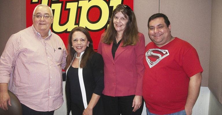 José Nello Marques recebe Maria Emilia Genovesi, Olga Tessari e o ator do musical Enlace Emanuel Freitas em programa na rádio Tupi, SP. - -