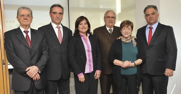 O VP Aluizio Guimarães Cupertino e os irmãos e empresários Renato, Gilda e Ricardo de Almeida Pimentel Mendes ganham homenagem do Sinicesp pelos 90 anos da fundação de construtora em SP. Silvio Ciampaglia e a matriarca da família, Helena de Almeida - -