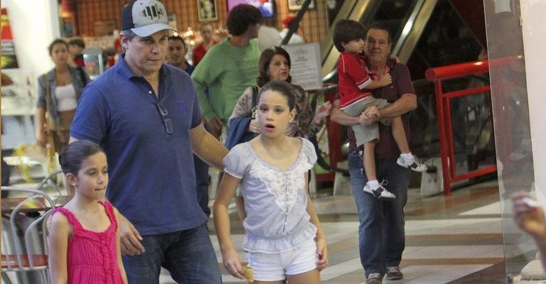 Após a apresentação em um shopping carioca, o ator passeia com a filha, de short branco, e a amiguinha dela Mariana. - Delson Silva