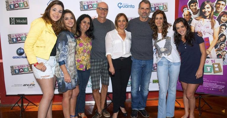 O casal entre os atores Carolina, Thais, Sura, Marcos, Márcia e Larissa. - Paulo Mumia