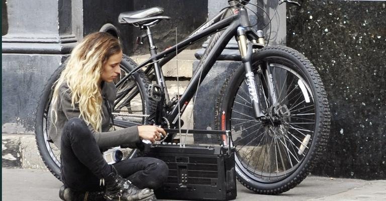 A filha de Andrea Dellal pedala por Londres e compra eletrônico em loja de usados. - Chroma Press