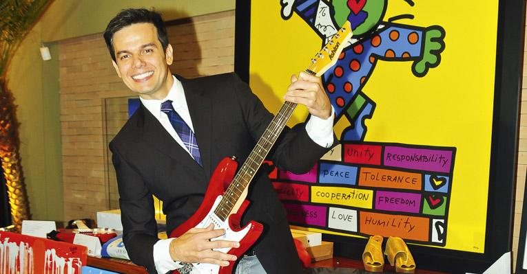 Otaviano Costa dedilha a guitarra doada por John Mayer. - João Passos