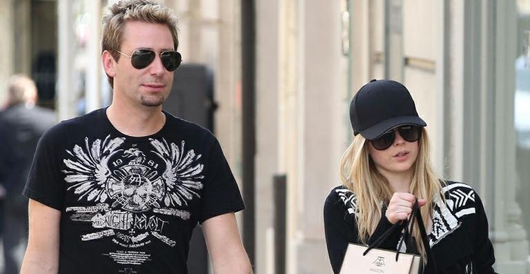 Avril Lavigne e noivo Chad Kroeger clicados em Paris, na França - Grosby Group