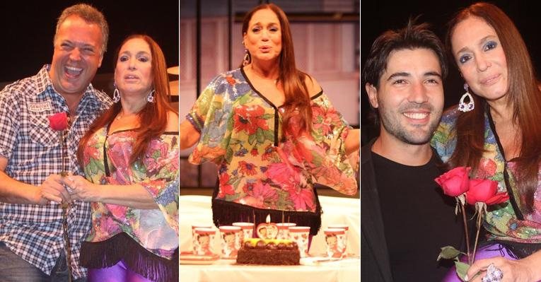 Susana Vieira faz 70 anos no palco e recebe o carinho do noivo Sandro Pedroso e do filho Rodrigo Vieira - Rodrigo dos Anjos e Fausto Candelária / AgNews