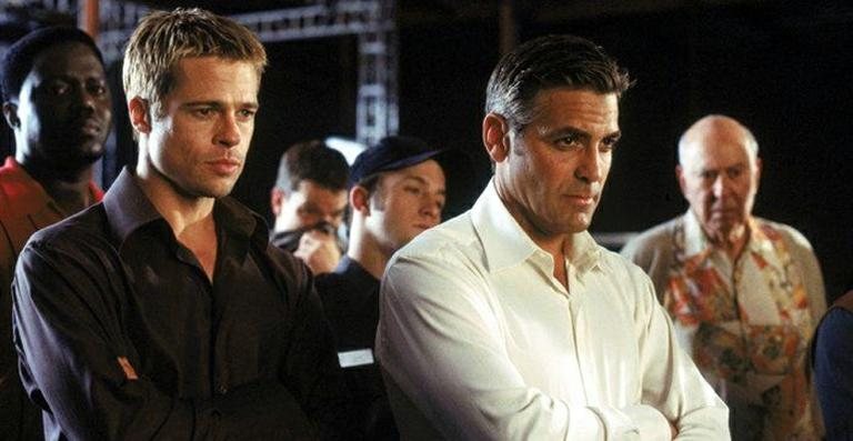 Brad Pitt e George Clooney em cena de 'Onze Homens e Um Segredo' - Divulgação