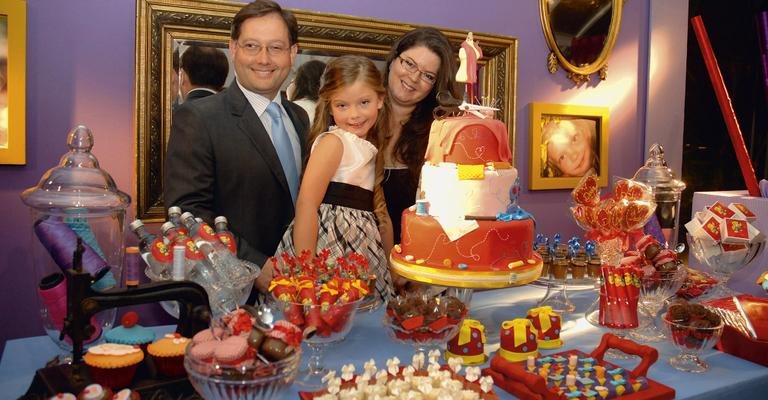 Com os pais, Paulo e Raquel,Duda se encanta com o décor da festa, inspirado em um ateliê de moda. - Liane Neves