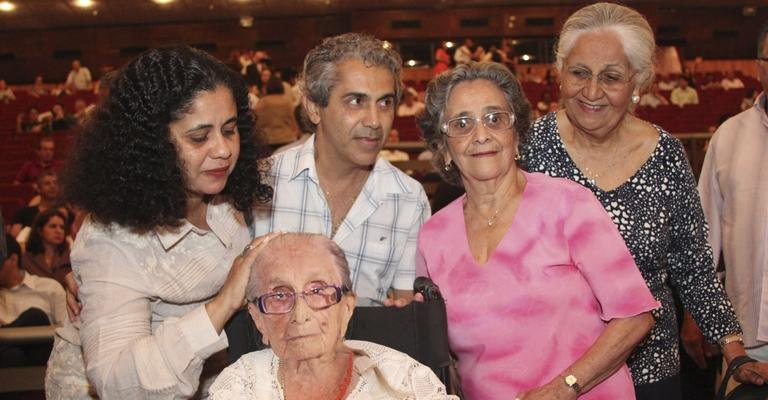 Em Salvador, dona Canô é ladeada por Ju, J. Velloso, Clara e Mabel durante show da filha famosa Maria
Bethânia. - Uran Rodrigues