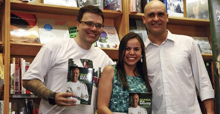 Autor de Nunca Fui Santo – O Livro Oficial do Marcos, Mauro Beting confraterniza com Marcia Batista e Marcos Reis, o Marcão, em tarde de autógrafos da obra sobre sua carreira como goleiro do Palmeiras, em São Paulo. - -