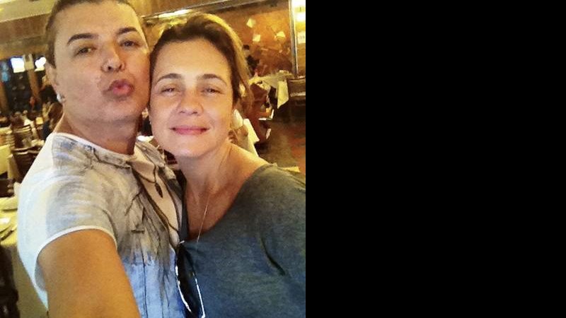 O promoter David Brazil em encontro animado com Adriana Esteves durante almoço em churrascaria, Rio. - -