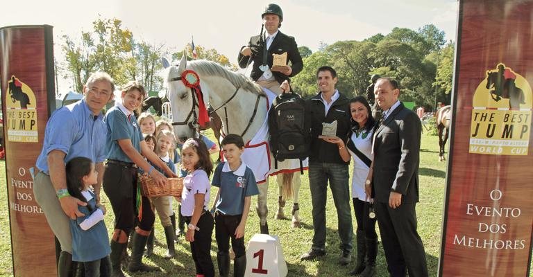 Giancarlo Aquino vence competição de saltos em Porto Alegre e comemora com sua montaria, Gama Carter. - -