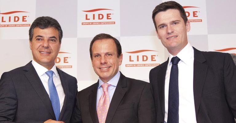 O governador do PR, Beto Richa, o presidente do Lide, Grupo de Líderes Empresariais, João Doria Jr., e o executivo Marcello Lauer confraternizam em seminário da entidade, SP. - -