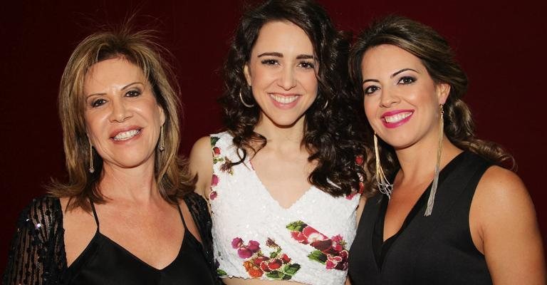 Roberta Sá, ao centro, faz show e é felicitada por Flávia Leão e a filha, Emanuelle Louza, na capital goiana. - -