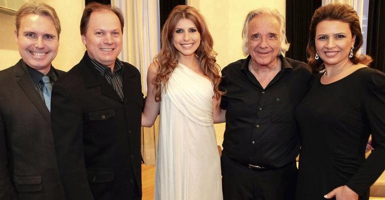 Daniel Bortholossi e Roberto Minczuk aplaudem Juliana D’Agostini e João Carlos Martins, que fazem participação especial em apresentação da Orquestra Curitiba Sinfônica e são prestigiados ainda por Simone Bortholossi, eleita de Daniel. - -