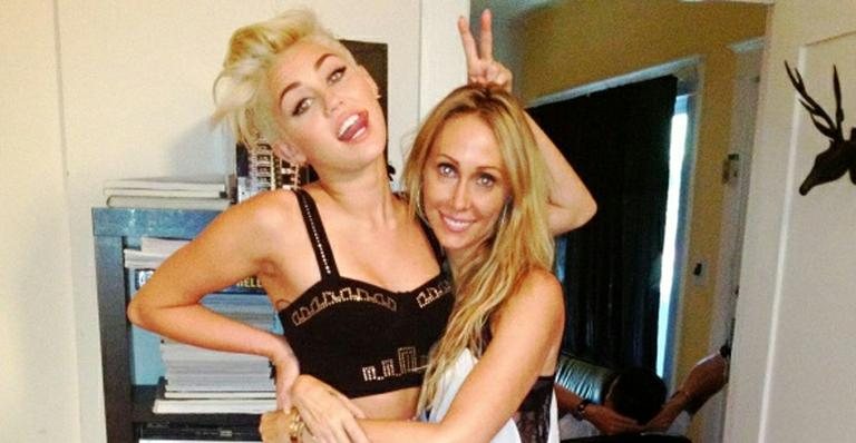 Miley Cyrus e a mãe Tish Cyrus - Twitter/Reprodução