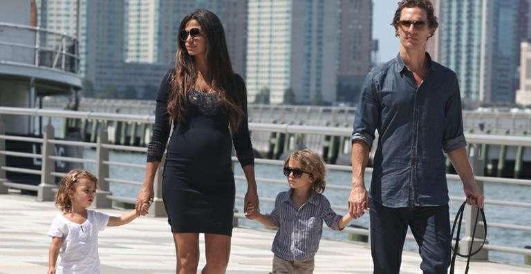 Matthew McConaughey com a mulher, Camila Alves, e os filhos, Vida e Levi - Grosby Group