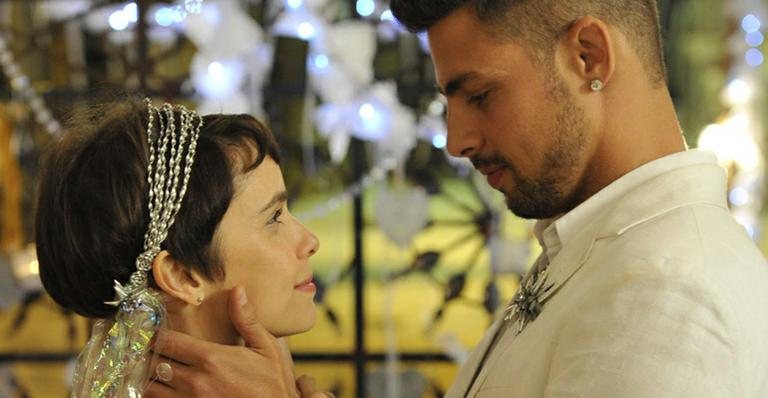 Nina e Jorginho (Avenida Brasil): Nina (Débora Falabella) coloca em risco o seu amor, Jorginho (Cauã Reymond), para ir atrás de uma vingança - Divulgação/Globo