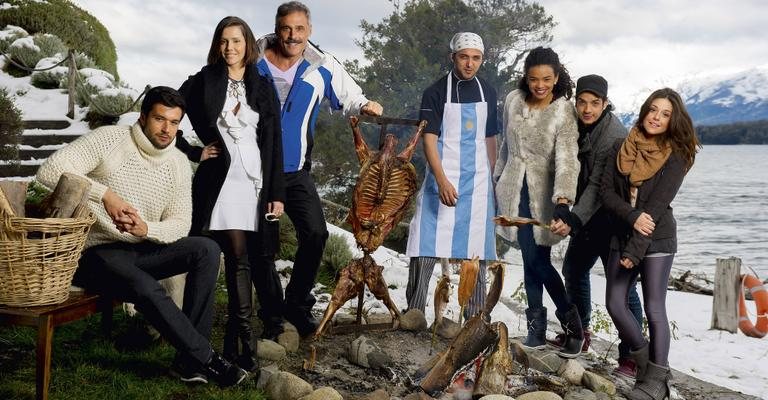 À beira do lago Nahuel Huapi, Sérgio, Deborah, Oscar, o casal Lucy e Thiago e Priscila cercam o chef Lucas Boleda, que prepara o churrasco com cordeiro e trutas. - Cadu Piloto, Caio Guimarães, Martin Gurfein e Selmy Yassuda