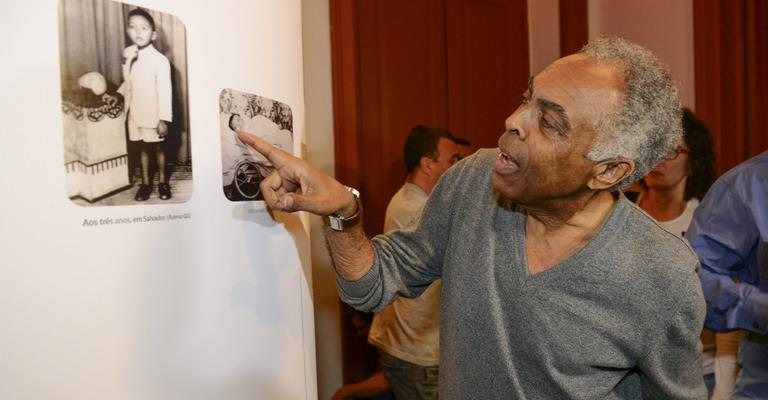 Animado, o músico observa algumas fotos de sua infância na mostra GIL70, em cartaz até o dia 28 de outubro, no Rio. - Paulo Mumia