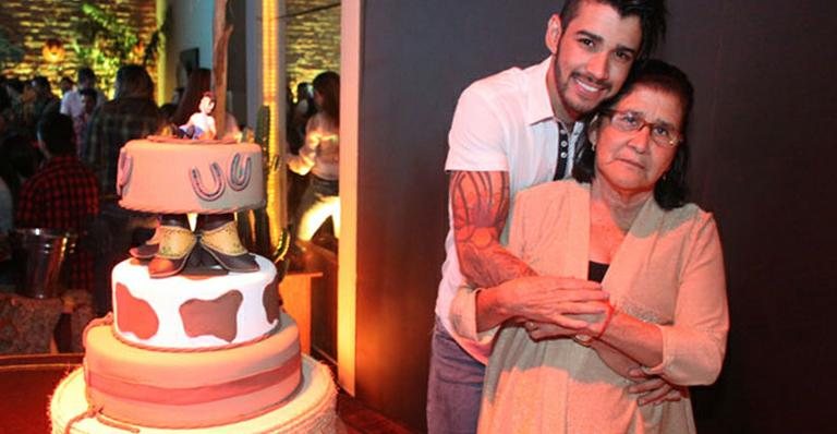 Gusttavo Lima e a mãe, Sebastiana, na festa em comemoração aos seus 23 anos - João Luiz/Divulgação