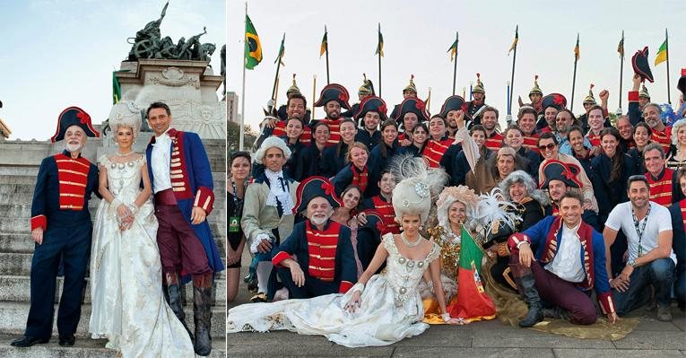 Nos jardins do Parque da Independência, em SP, Renato, Deborah e Murilo encenam o momento do grito da Independência. Descontração no bastidor com o elenco da montagem. - Samuel Chaves