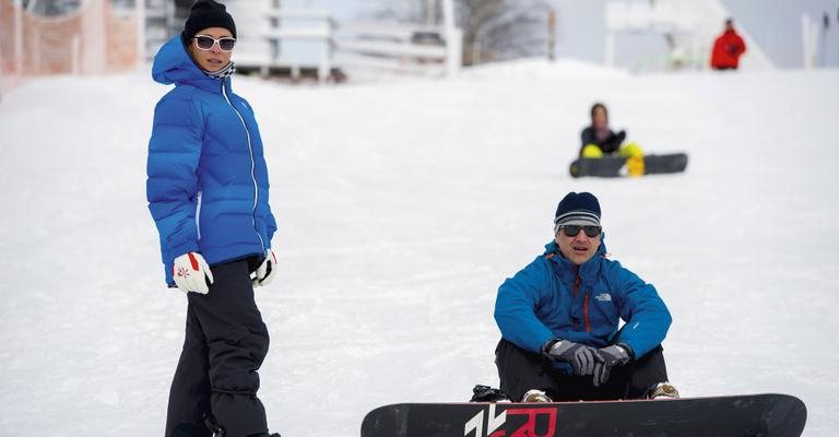 O casal se diverte com o snowboard - Cadu Pilotto