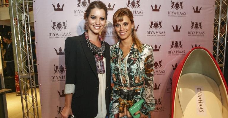 As atrizes Nathalia Dill e Carolina Dieckmann conferem nova loja de acessórios em SP. - -