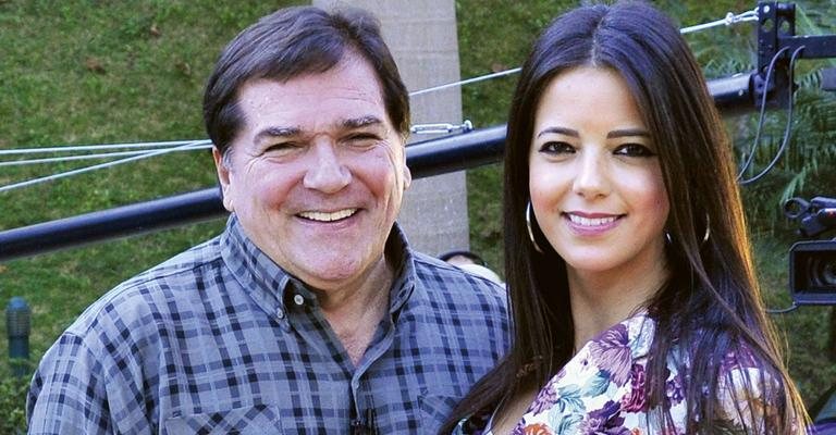 Em São Paulo, o cantor Jerry Adriani participa do programa de Stephanie Junqueira, na RedeTV!. - -