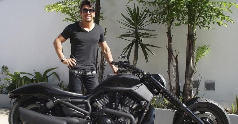 O ex-piloto de F-1 Tarso Marques customiza uma Harley Davidson V-Rod para empresário paulistano. - -