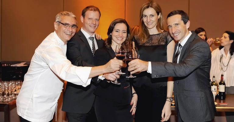 Thierry Buffeteau, Michael Schmid, Danielle Bottura, Karina Faber e Thierry Guillot brindam aos 10 anos de hotel cinco estrelas, em São Paulo. - -