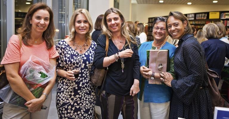 Maria Claudia Nelson, Cristienne Monteiro Minniti, Mary Nigri, Maria Laura Russo Reis e Flávia Kurtz conferem o lançamento do livro Caminhos do Envelhecimento. - -