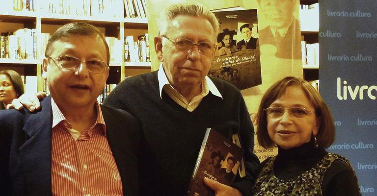 Autores do livro, os irmãos Szyja e Blima Lorber ladeiam o amigo Aarão Perlov no lançamento em São Paulo. - -