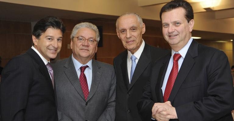 Claudio Lottenberg, pres. de hospital, ministra palestra em SP, promovida pela Câmara Brasil-Israel de Comércio e Indústria, e é aplaudido por Januario Montone, Jayme Blay e pelo prefeito de São Paulo, Gilberto Kassab. - -