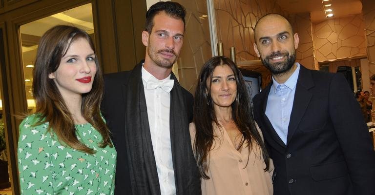 Sarah Chofakian, 3ª da esq. p/ dir., recebe Giovana Gasparini, Florent Serieye e David Ganem na inauguração de sua flagship, em SP. - -