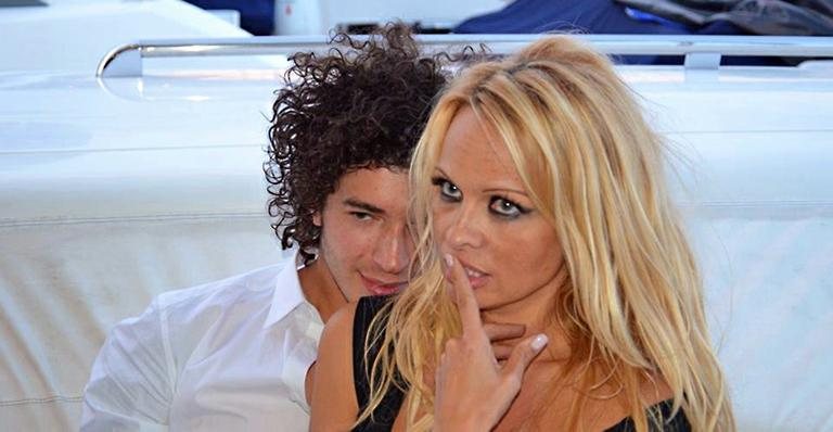 Pamela Anderson e o novo namorado - The Grosby Group