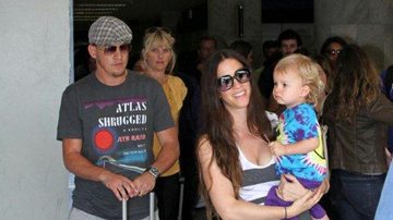 Alanis Morissette desembarca no Rio de Janeiro com o marido e o filho, o pequeno Ever - André Freitas/AgNews