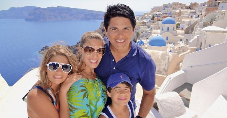 A família se encanta com a paisagem da ilha de Santorini, na Grécia. - -