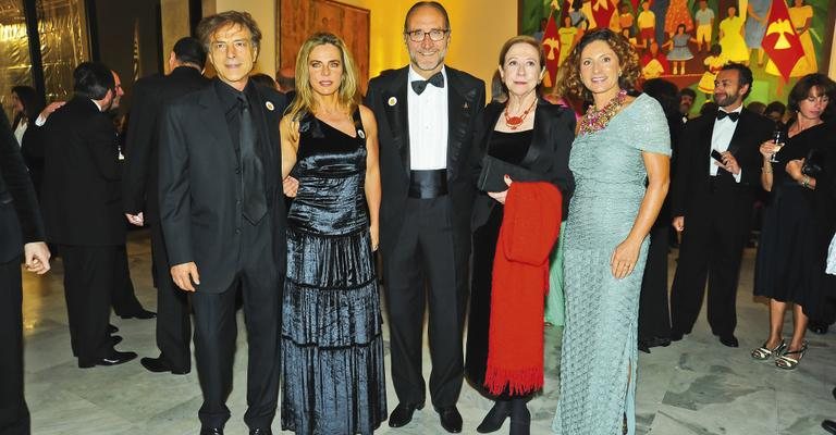 O casal Carlos Alberto Riccelli e Bruna Lombardi, o anfitrião, Gherardo La Francesca, Fernanda  Montenegro e Antonella La Francesca, mulher de Gherardo - João Passos/Brasil Fotopress