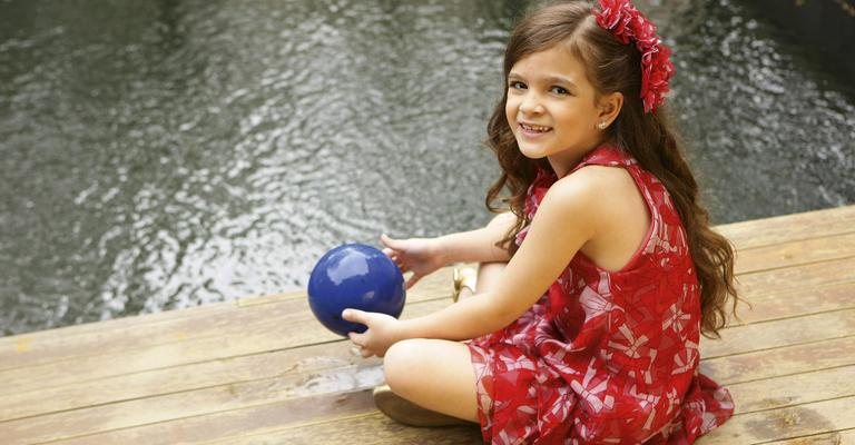 Estrela de grife infantil, ela se diverte durante sessão de fotos. - -