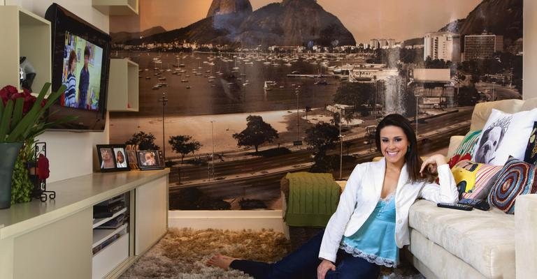 Nadja curte a sala de estar com painel do Aterro do Flamengo. - Marco Pinto