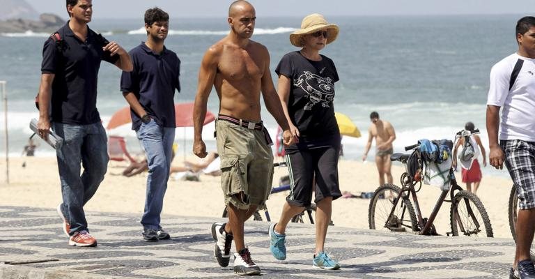 O diretor de fotografia Bernardo Lago Conde caminha com a mãe no calçadão do Leblon. - Wallace Barbosa