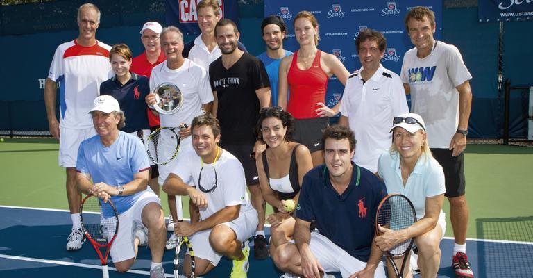 Todd Martin, Letícia Colin, Patrick Galbraith, Kadu Moliterno,Peter Fleming, Iran Malfitano, Gustavo Leão, Letícia Birkheuer, Ricardo Almeida e Mats Wilander, em pé; Carlos Alberto Kirmayr, Luigi Baricelli, Izabella Bicalho, Joaquim Lopes e Martina - Fernando Lemos