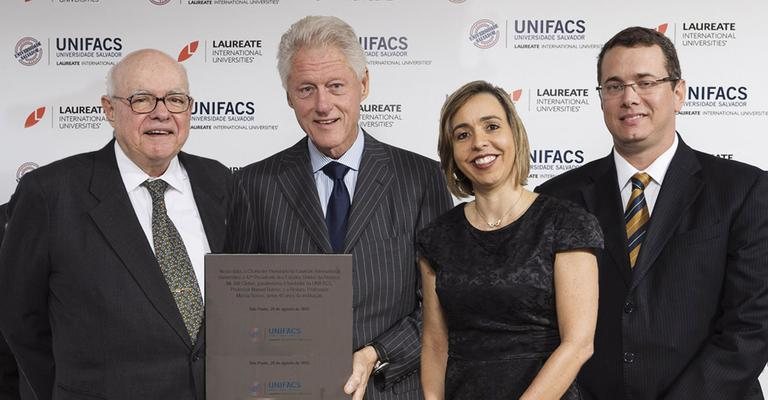 O ex-presidente dos EUA Bill Clinton visita unidade em SP de holding da qual ele é chanceler honorário e entrega placa de homenagem a Manoel Barros, Marcia Barros, filha de Manoel, e Eduardo Araújo. - -