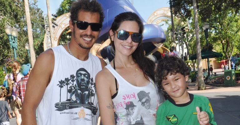 A apresentadora do GNT Diana Bouth curte a Disney com o marido, o surfista Simão Romão, e o filho deles, Pedro. - -