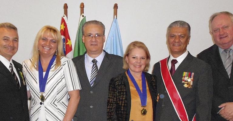 Inácio Fritsch, à direita, recebe o tenente-coronel Paulo Telhada, Nina Kuznetzow, Orlando Fogaça, Silvia Bruno Securato e Eduardo Reis em evento que comemora 15 anos de associação em São Paulo. - -