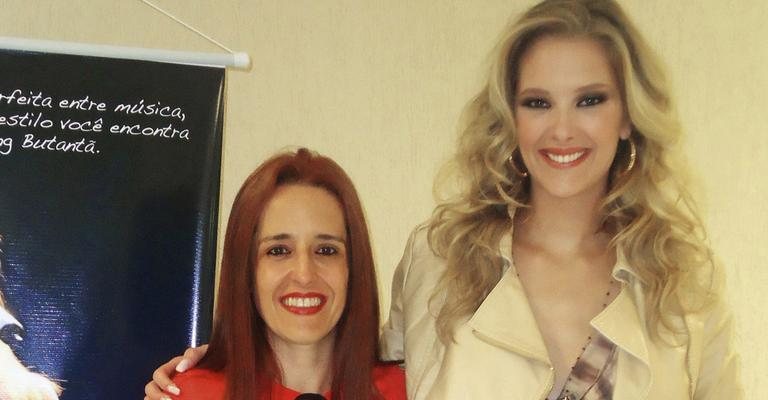 A cantora Fernanda Porto e a apresentadora Gianne Albertoni participam de evento de música em shopping de SP. - -