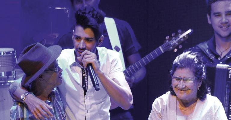 Cantor recebe os pais no palco em goiânia - Fausi Humberto/João Luiz